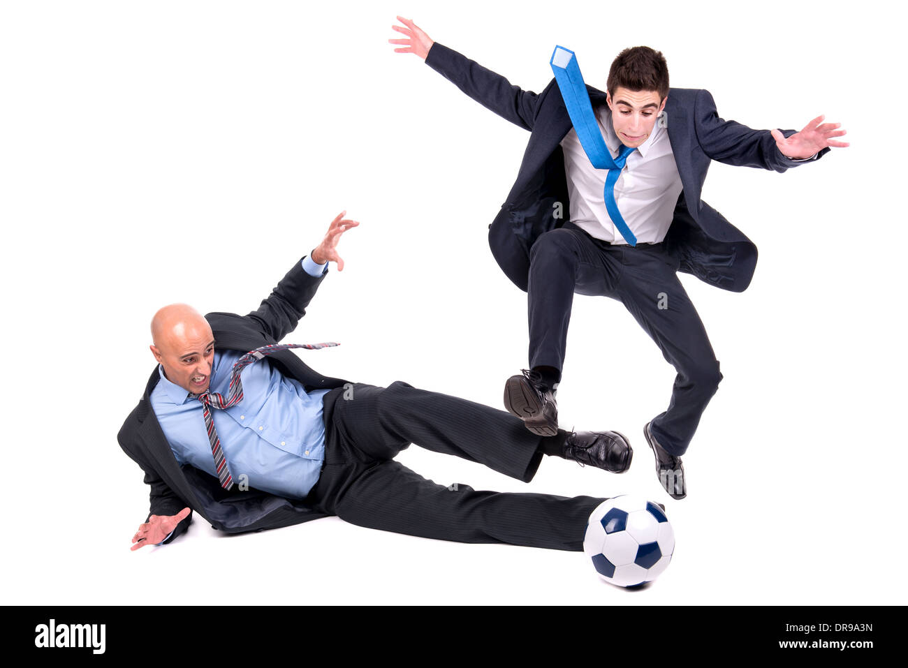 Hommes d'jouer au soccer ball isolés dans White Banque D'Images