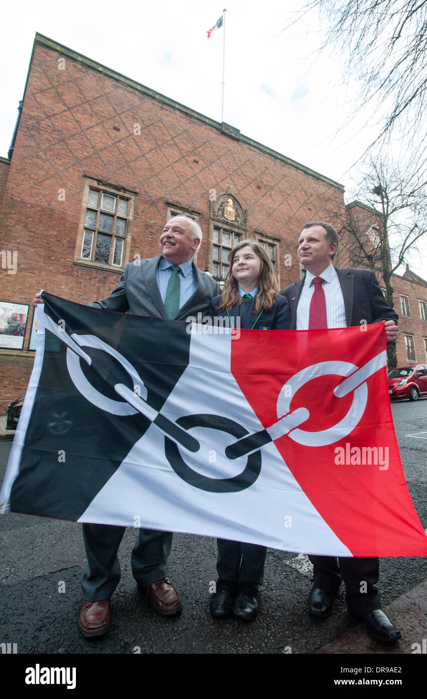 21 janvier 2014, Dudley stourbridge. école fille gracie sheppard avec son design pour le drapeau du pays noir, à l'occasion du lancement de black country day avec dudley council leader l-r david sparks et leader adjoint Conseiller municipal pete lowe à Dudley, capitale de la black country Banque D'Images