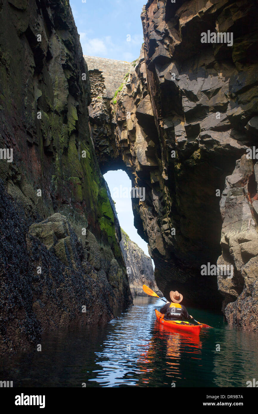 Kayakiste de mer au moyen d'une pagaie sur le passage de l'île de Rathlin O'Birne, comté de Donegal, Irlande. Banque D'Images