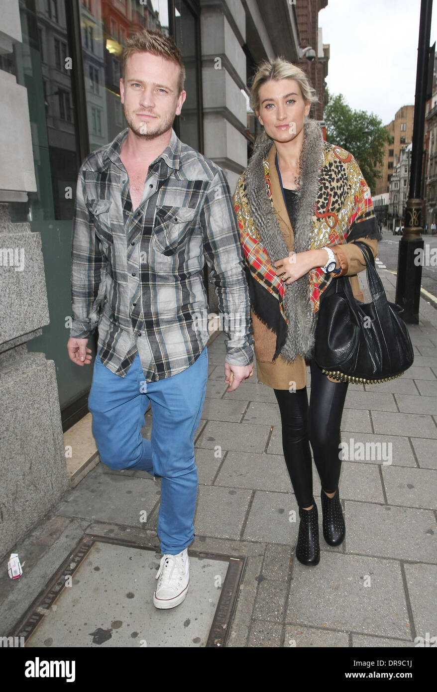 Matthew Wolfenden et Charley Webb de 'Emmerdale' dehors et environ dans le quartier de Mayfair à Londres, Angleterre - 23.06.12 Banque D'Images