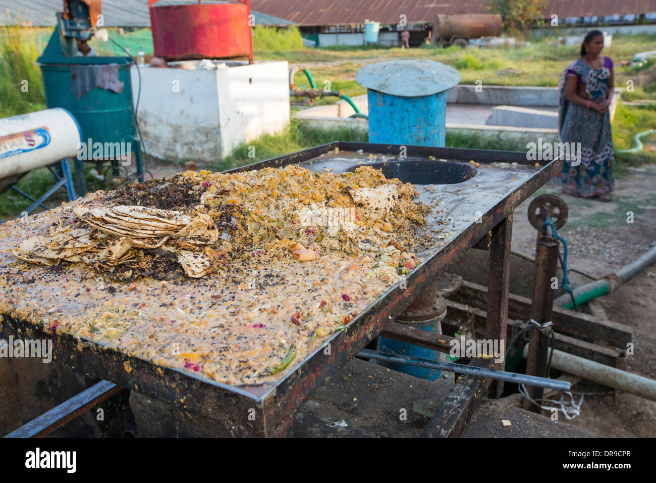 Usine de biogaz, qui est alimenté par les déchets alimentaires et le fumier et les carburants les cuisines à l'Ashram de Seva Muni Goraj, Inde Banque D'Images