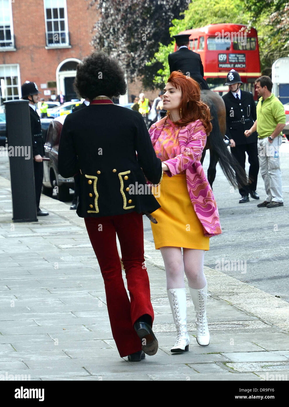 Andre 3000 & Hayley Atwell Dublin a été transformé en Londres dans le Swinging Sixties pour le biopic Jimi Hendrix 'Tout est à mes côtés". Dans cette scène, Andre 3000 & Hayley Atwell marchent le long de la rue et faire l'objet d'une recherche par trois Bobbies sur le temps le mécontentement du personnage de Hayley Atwell, Dublin, Irlande - 25.06.12 Banque D'Images
