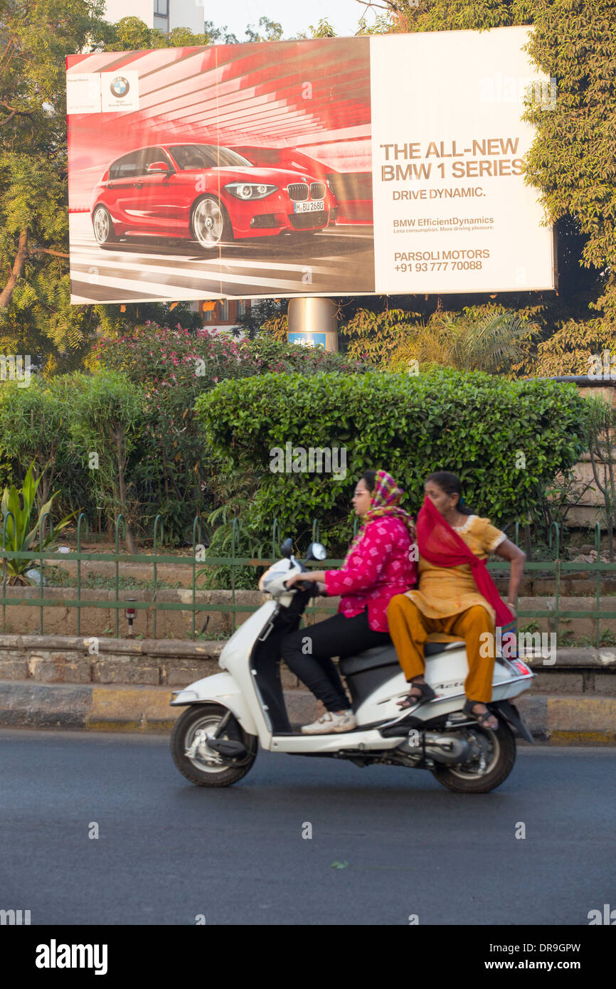 Une publicité pour les voitures BMW à Ahmedabad, Inde, contrastant avec les pauvres de la ville. Banque D'Images