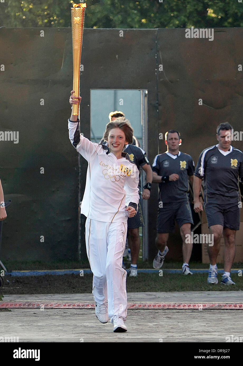 Aaron Bell 13, de Halifax West Yorkshire porte le flambeau olympique et allume la vasque olympique au Temple Newsam à Leeds Leeds, West Yorkshire - 24.06.12 Banque D'Images