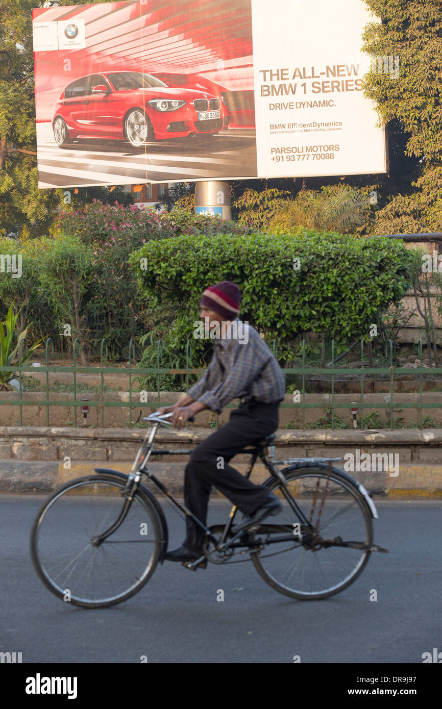 Une publicité pour les voitures BMW à Ahmedabad, Inde, contrastant avec les pauvres de la ville. Banque D'Images