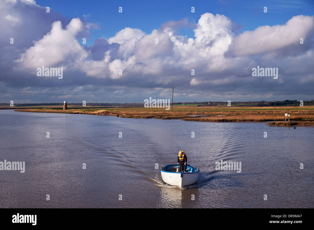 L'homme et le chien en bateau sur la rivière Blyth. Port de Southwold, Suffolk, Angleterre. Banque D'Images