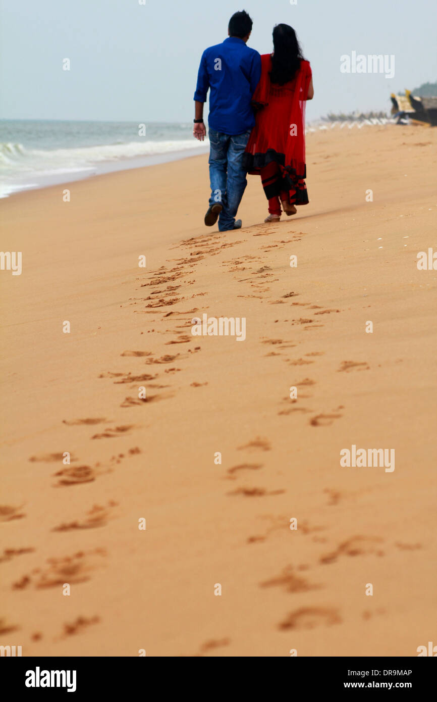 Amoureux sur une plage, Kerala, Inde Banque D'Images