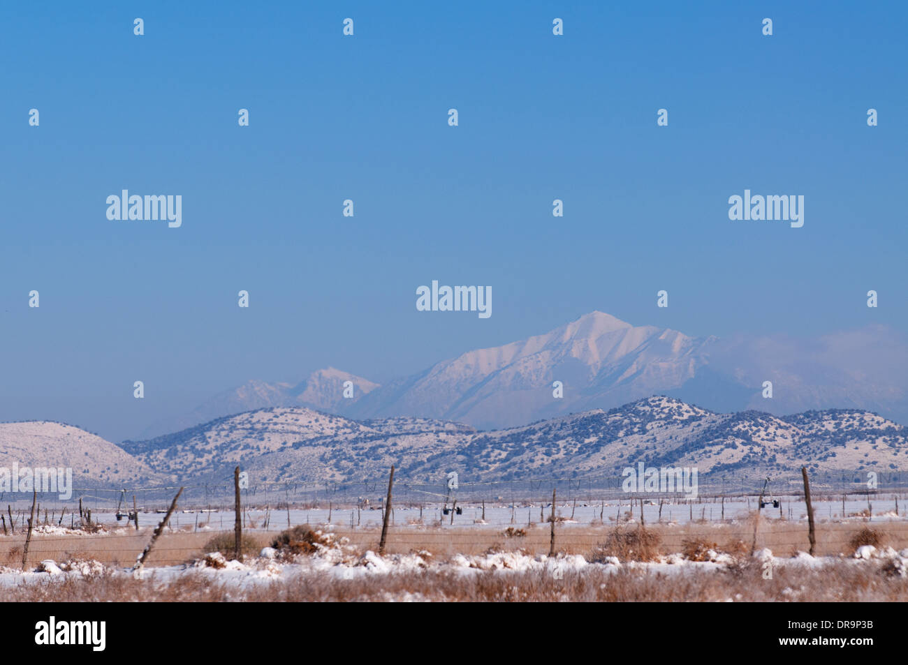 Ferme, Névé et les montagnes en hiver le long de l'Interstate 15, de l'Utah. Banque D'Images
