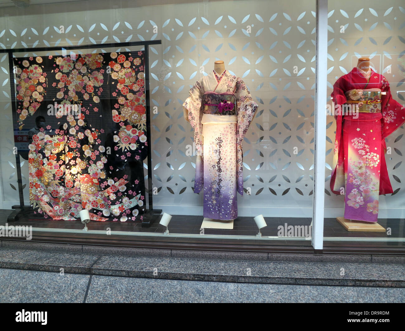 Osaka, Japon. 20 avril, 2013. Femmes chic kimonos sont affichées dans la vitrine d'un grand magasin d'Osaka, Japon, 20 avril 2013. Photo : Peter Jähnel /afp -AUCUN SERVICE DE FIL/KEIN BILDFUNK-/dpa/Alamy Live News Banque D'Images