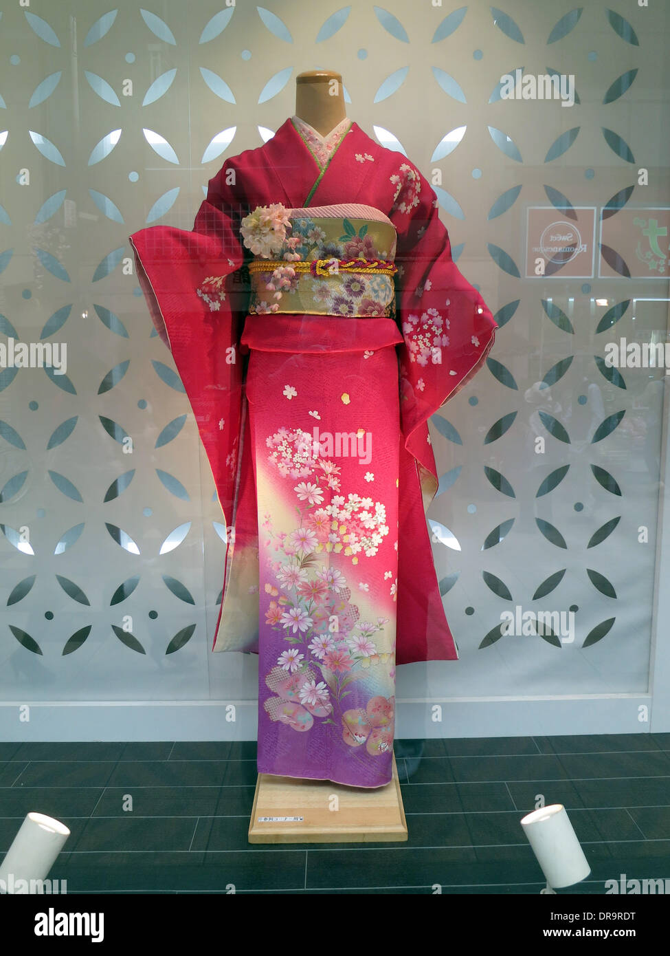 Osaka, Japon. 20 avril, 2013. Un kimono est affiché dans la vitrine d'un grand magasin d'Osaka, Japon, 20 avril 2013. Photo : Peter Jähnel /afp -AUCUN SERVICE DE FIL/KEIN BILDFUNK-/dpa/Alamy Live News Banque D'Images