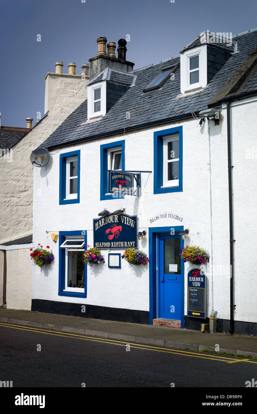 Restaurant de fruits de mer avec vue sur le port de Portree Île de Skye Scotland UK Banque D'Images