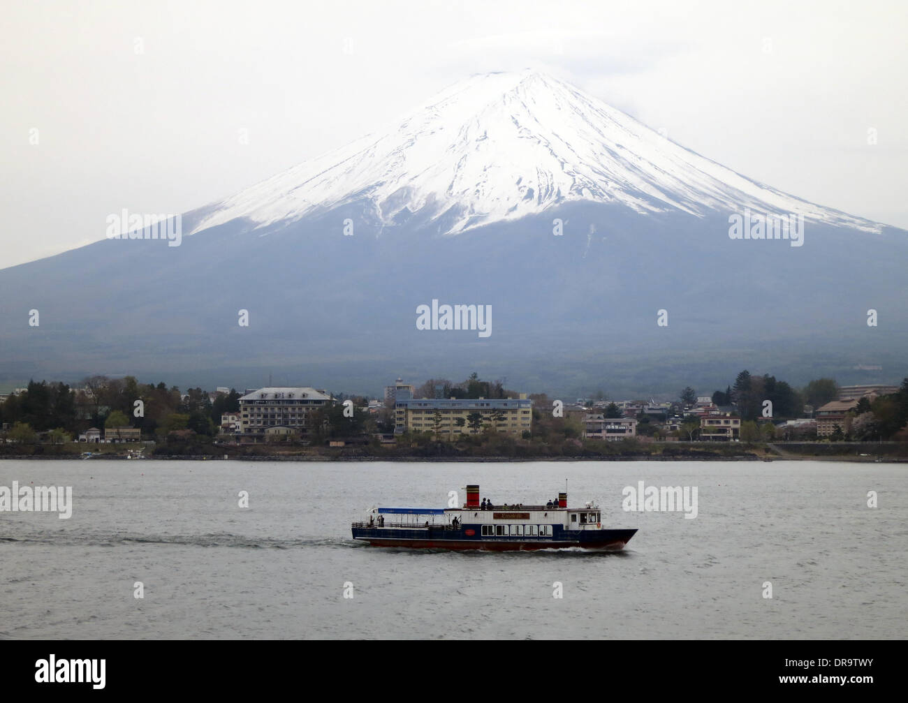 Le Mont Fuji, au Japon. 17 avril, 2014. Un navire sur le lac Yamanaka au pied de la montagne sainte, Fuji, Japon, 17 avril 2014. Le Mont Fuji est la plus haute montagne du Japon, un stratovolcan actif et un site culturel du patrimoine mondial de l'UNESCO Worlf. Photo : Peter Jaehnel /afp -AUCUN SERVICE DE FIL/KEIN BILDFUNK-/dpa/Alamy Live News Banque D'Images