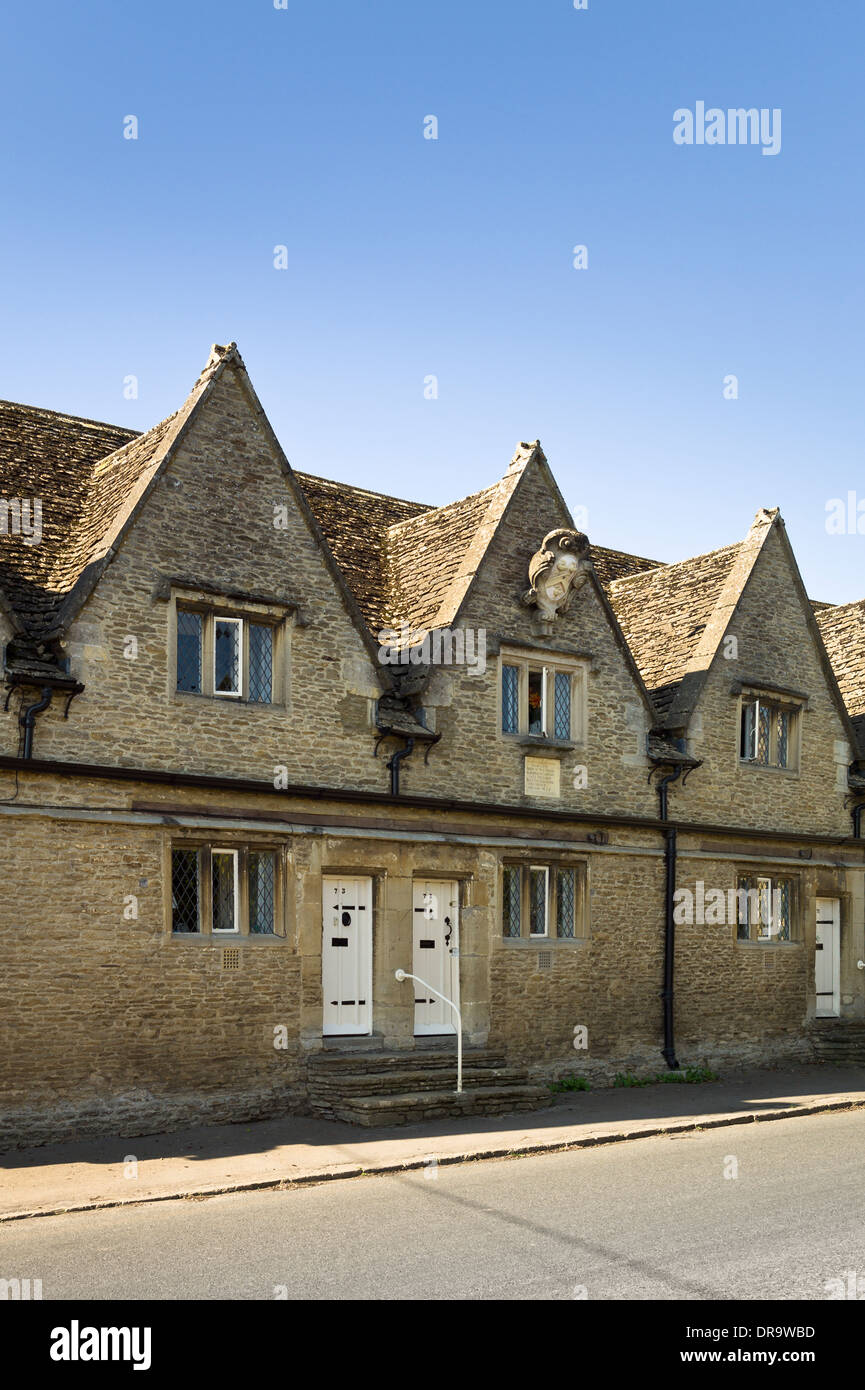 Maisons anciennes en alms Kington St Michael village UK Banque D'Images