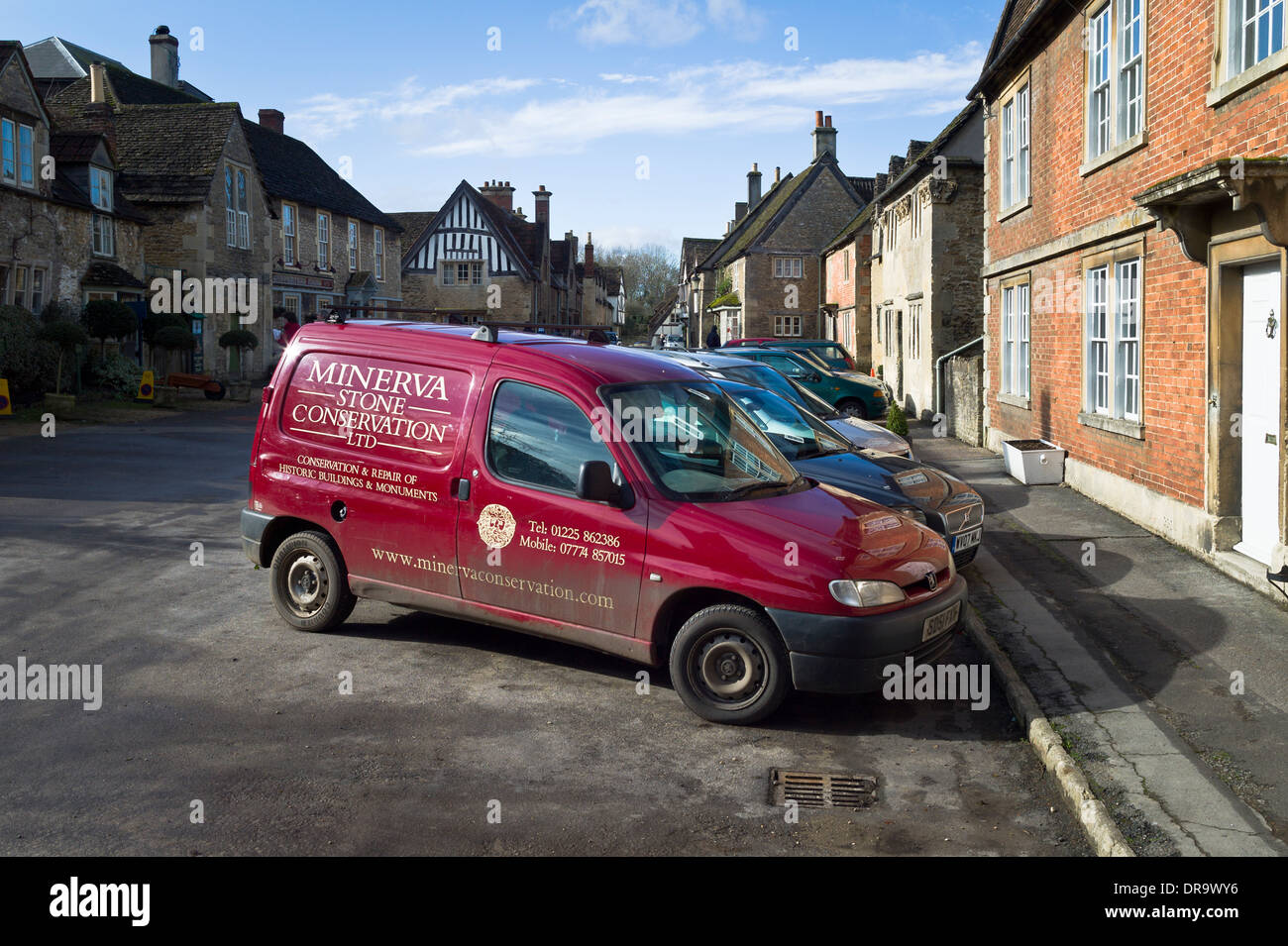 MINERVA LA CONSERVATION DE LA PIERRE van dans village Lacock UK Banque D'Images