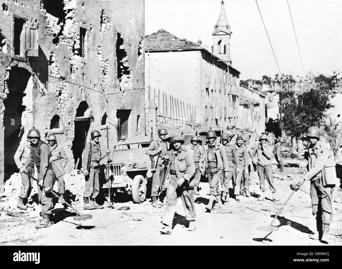 D-Day - Détecteurs de métaux en usage après l'invasion Banque D'Images
