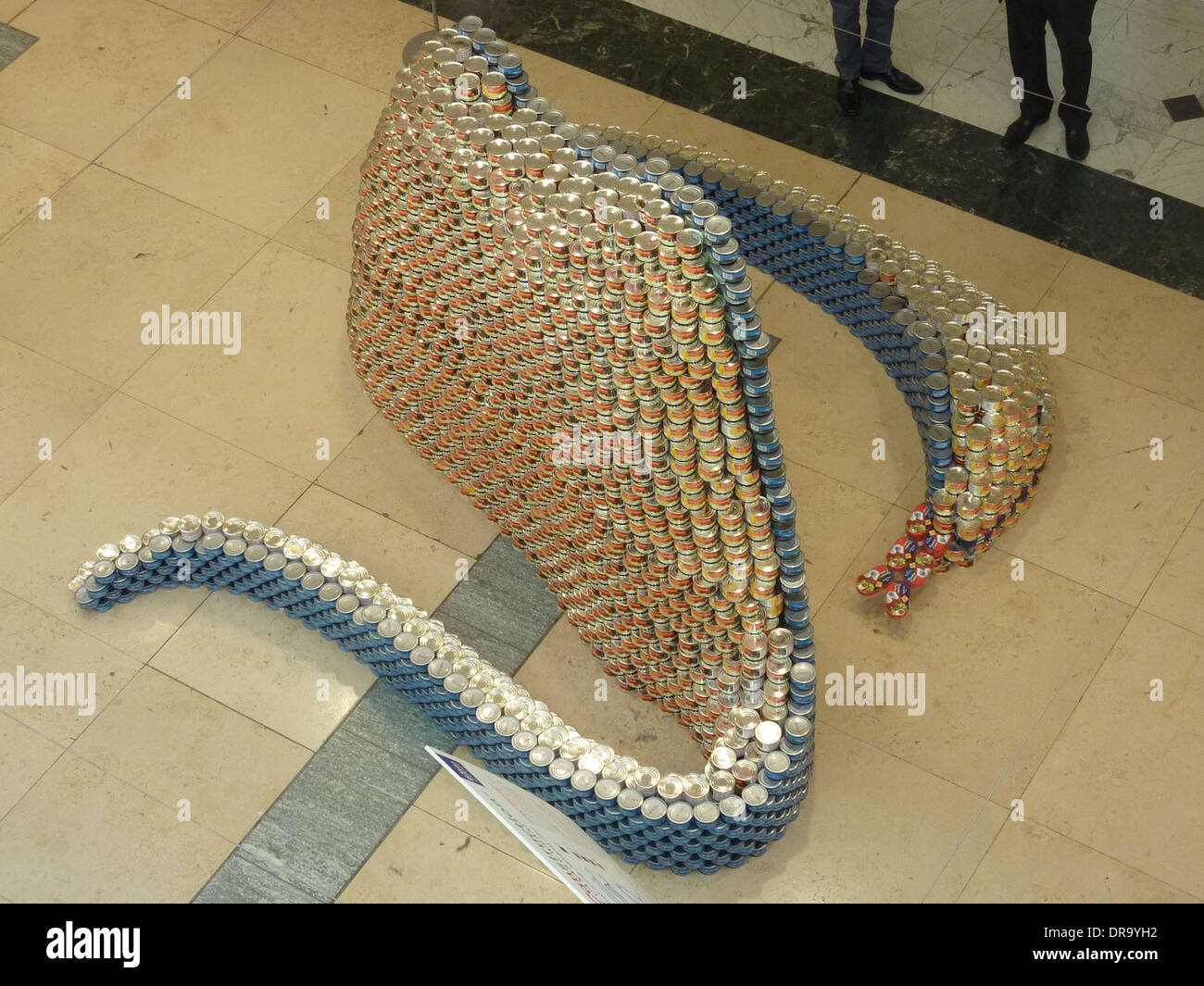 Canstruction ! En conserve spectaculaires sculptures sont exposées dans tout Canary Wharf mettant en valeur les compétences et créativité avec l'utilisation alternative de plus de 40 000 boîtes de conserve ! Certaines des sculptures : un éléphant, une tasse à café et même un drapeau Union Jack Londres, Angleterre - 27.06.12 Banque D'Images