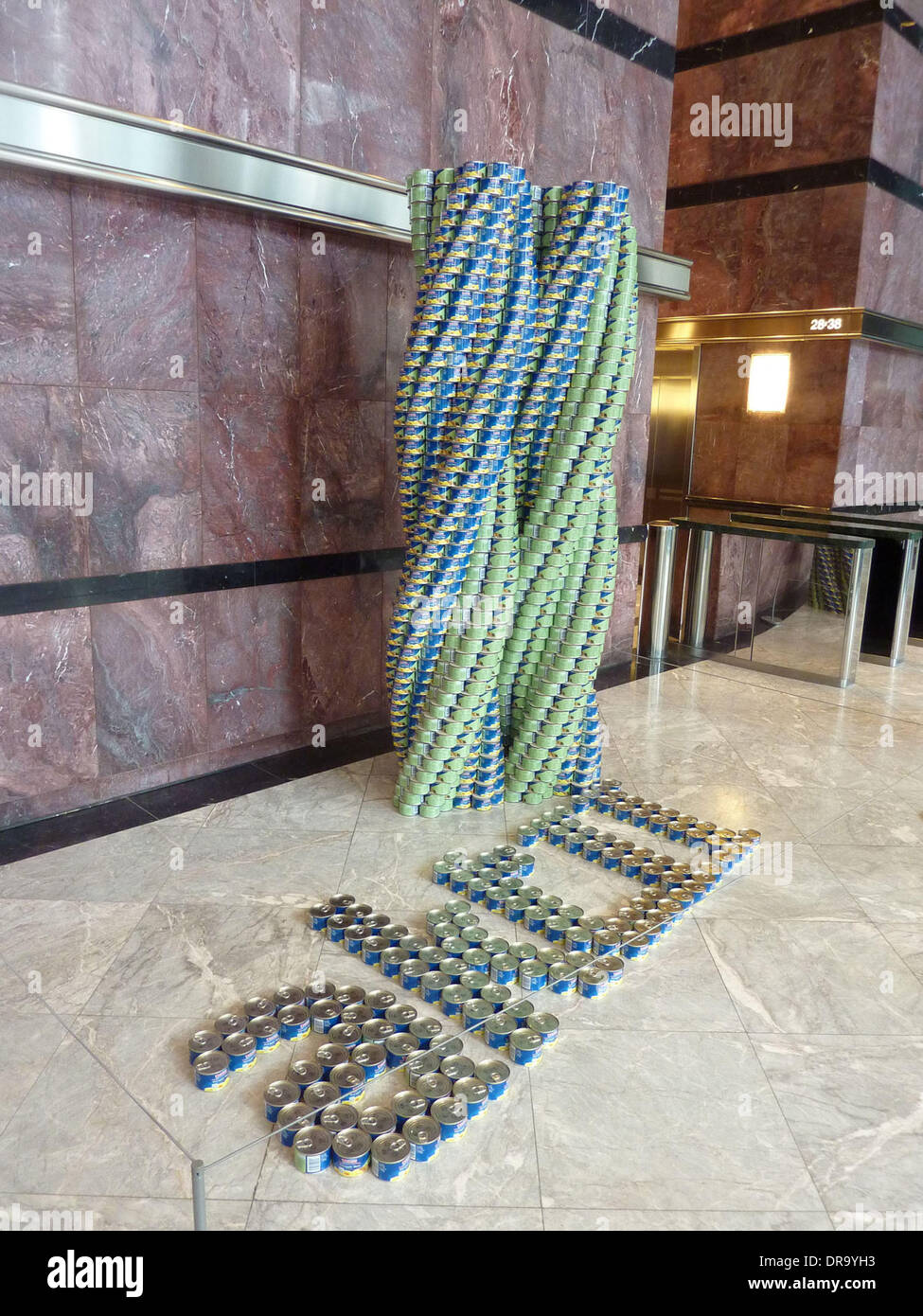 Canstruction ! En conserve spectaculaires sculptures sont exposées dans tout Canary Wharf mettant en valeur les compétences et créativité avec l'utilisation alternative de plus de 40 000 boîtes de conserve ! Certaines des sculptures : un éléphant, une tasse à café et même un drapeau Union Jack Londres, Angleterre - 27.06.12 Banque D'Images