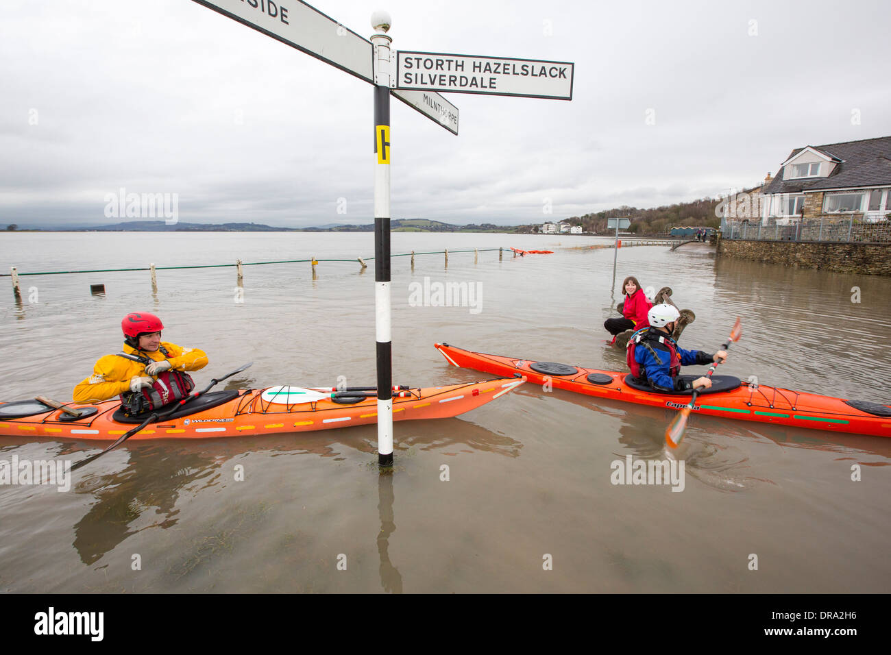 Les kayakistes dans les eaux des crues sur la route à l'estuaire de Kent sur Storth en Cumbria, UK, au cours de la tempête de janvier 2014 Banque D'Images