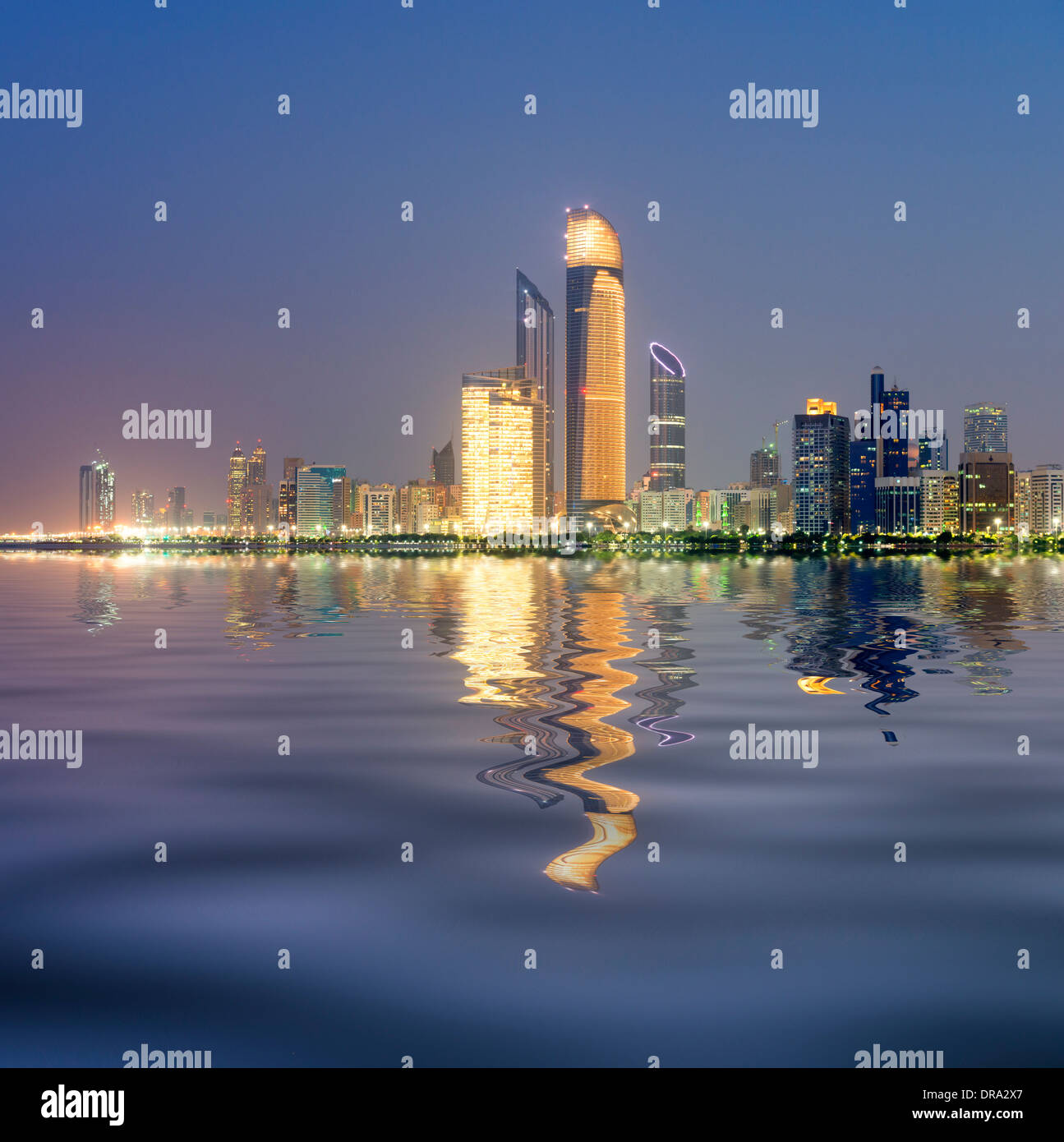 Nuit des toits de gratte-ciel à Abu Dhabi dans les Émirats Arabes Unis ÉMIRATS ARABES UNIS Banque D'Images