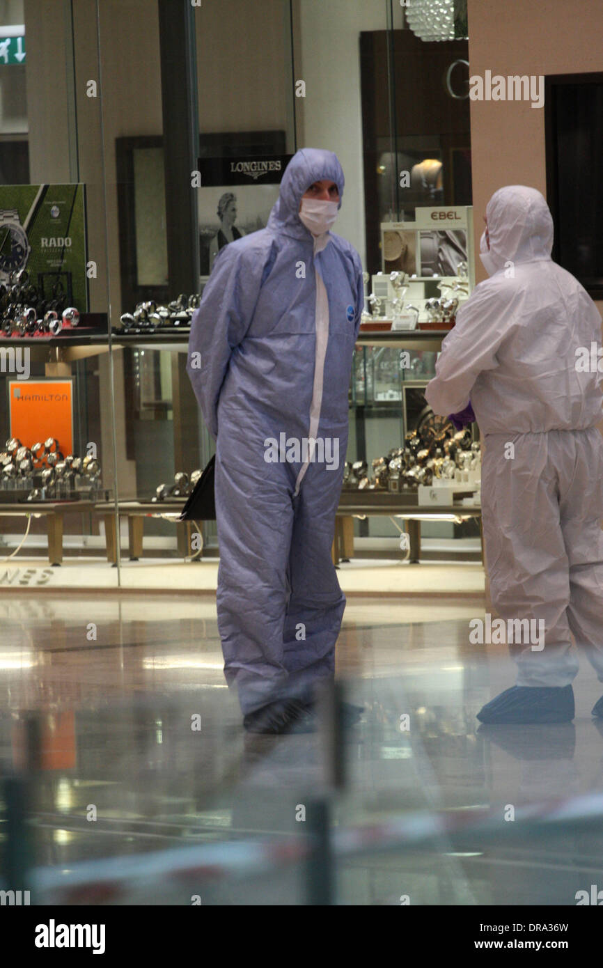 La police et les agents de police scientifique sur les lieux, un homme a été poignardé à mort dans le centre commercial Westfield Stratford tandis que deux autres ont été blessés après une bagarre dans le Parc olympique dans l'Est de Londres. Londres, Angleterre - 29.06.12 Banque D'Images