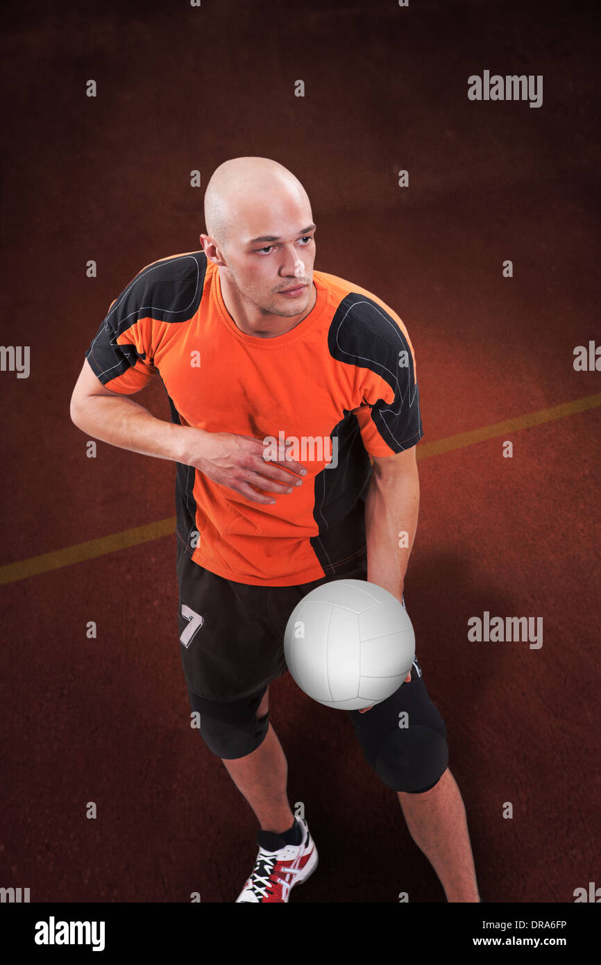 Joueur sur le terrain de volley-ball Banque D'Images