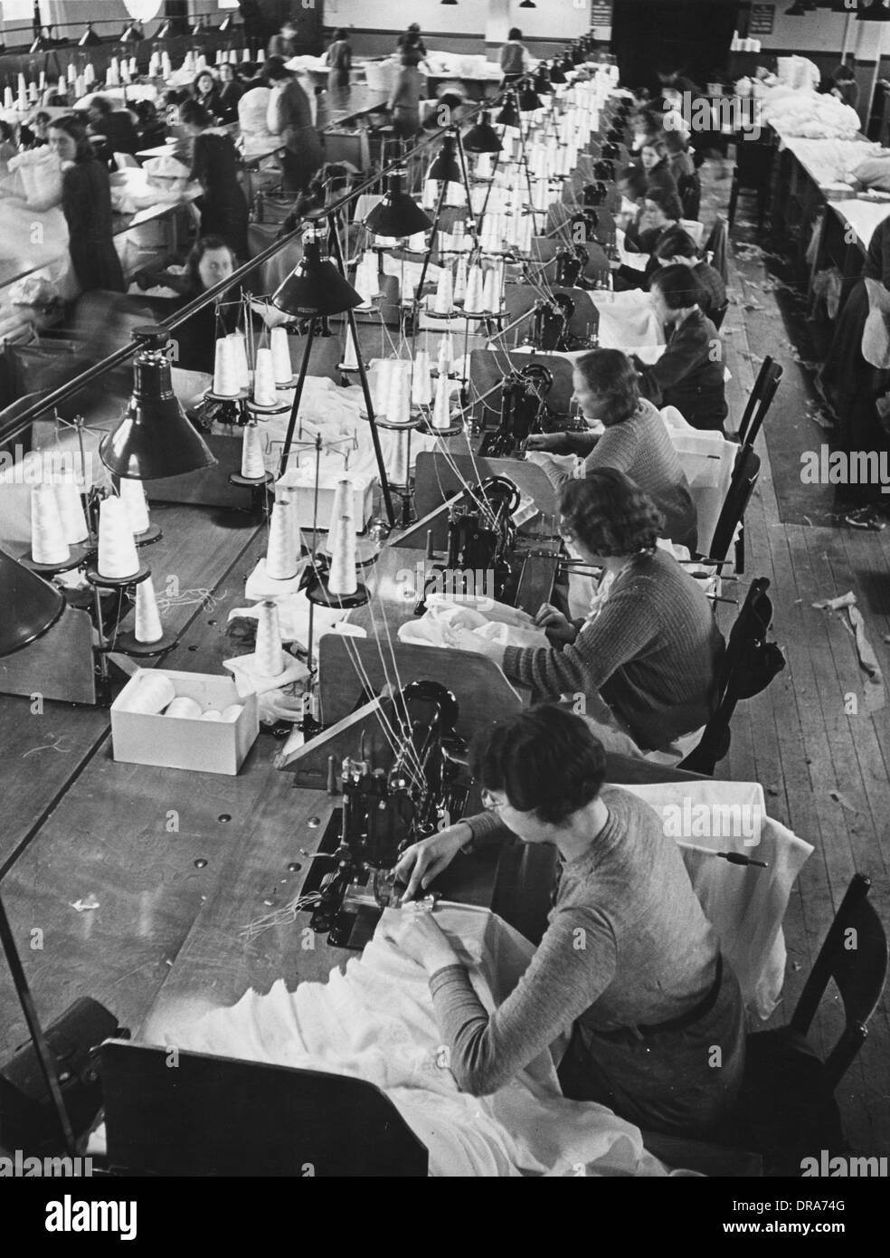 La DEUXIÈME GUERRE MONDIALE, l'usine de parachute Banque D'Images