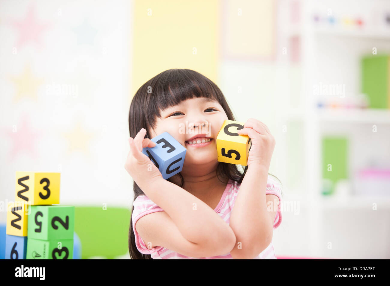 Un enfant jouant avec des cubes jouet Banque D'Images