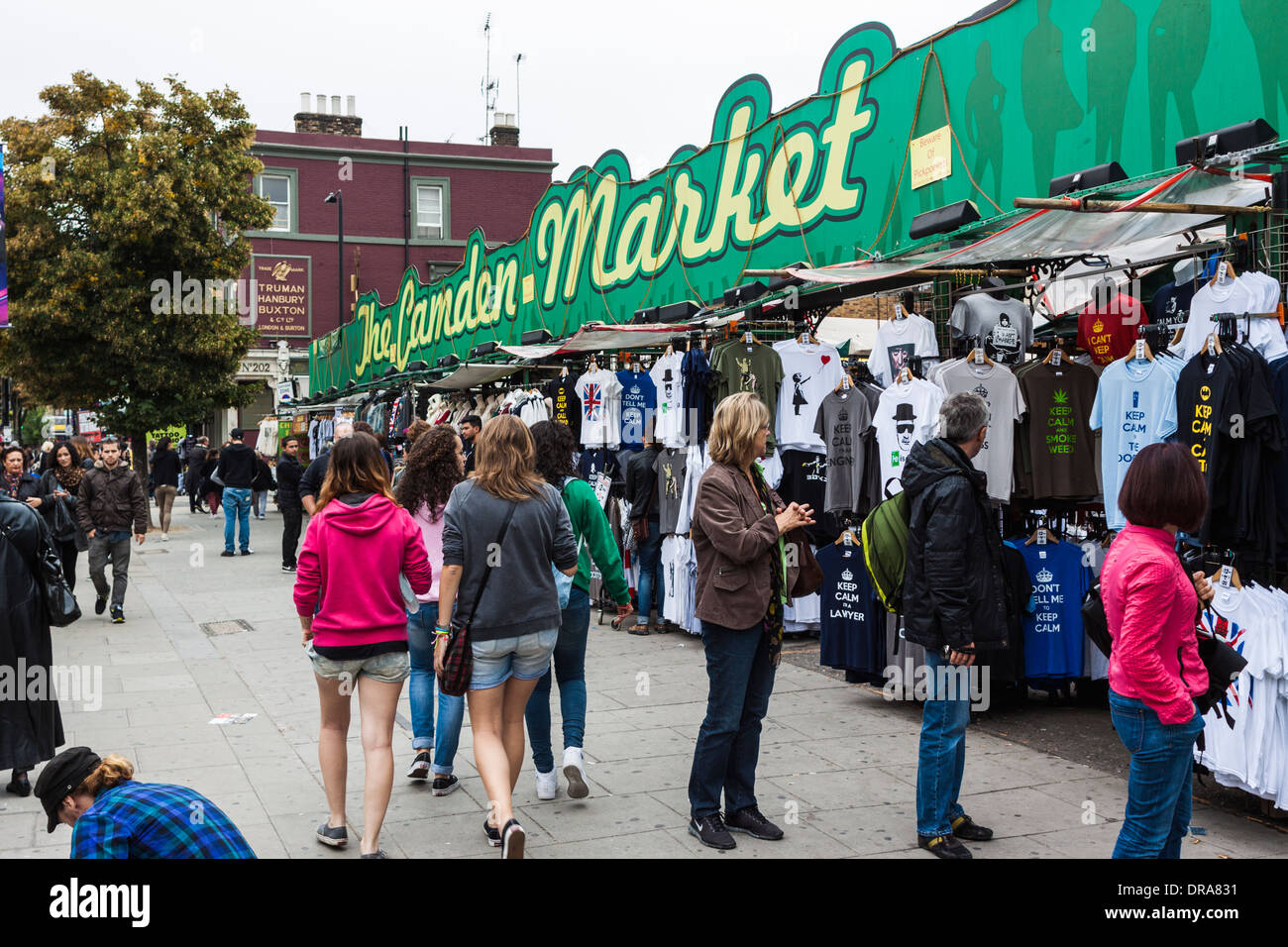 Les gens de l'extérieur marché de Camden - Londres Banque D'Images