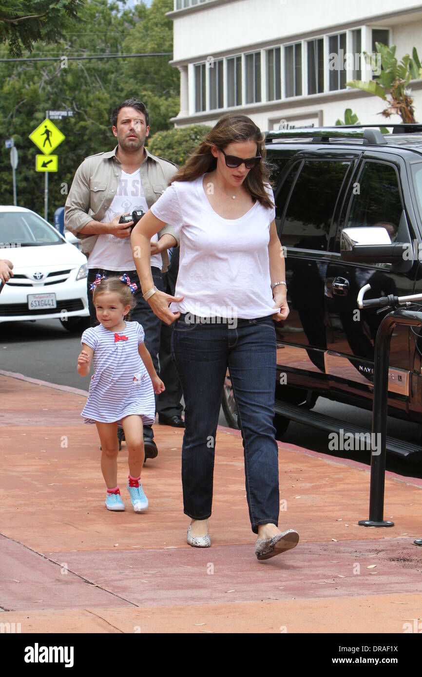 Ben Affleck, Jennifer Garner et leur fille Seraphina célébrer le 4 juillet, jour de l'Indépendance américaine à regarder le défilé avec leur famille sur Pacific Palisades Los Angeles, Californie - 04.07.12 Banque D'Images