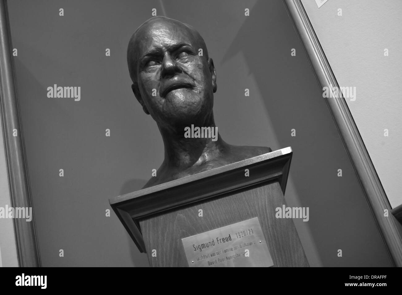 Man Hanging Out - David černý's Statue Of Sigmund Freud