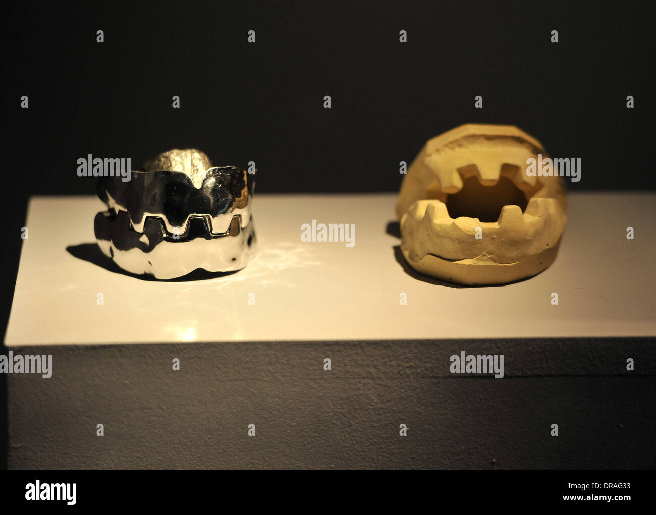 Dents en acier à partir de 'Moonraker', 1979 La conception 007 - Cinquante ans de Bond Style - Appuyez sur voir tenu au Barbican Centre. Londres, Angleterre - 05.07.12 Banque D'Images