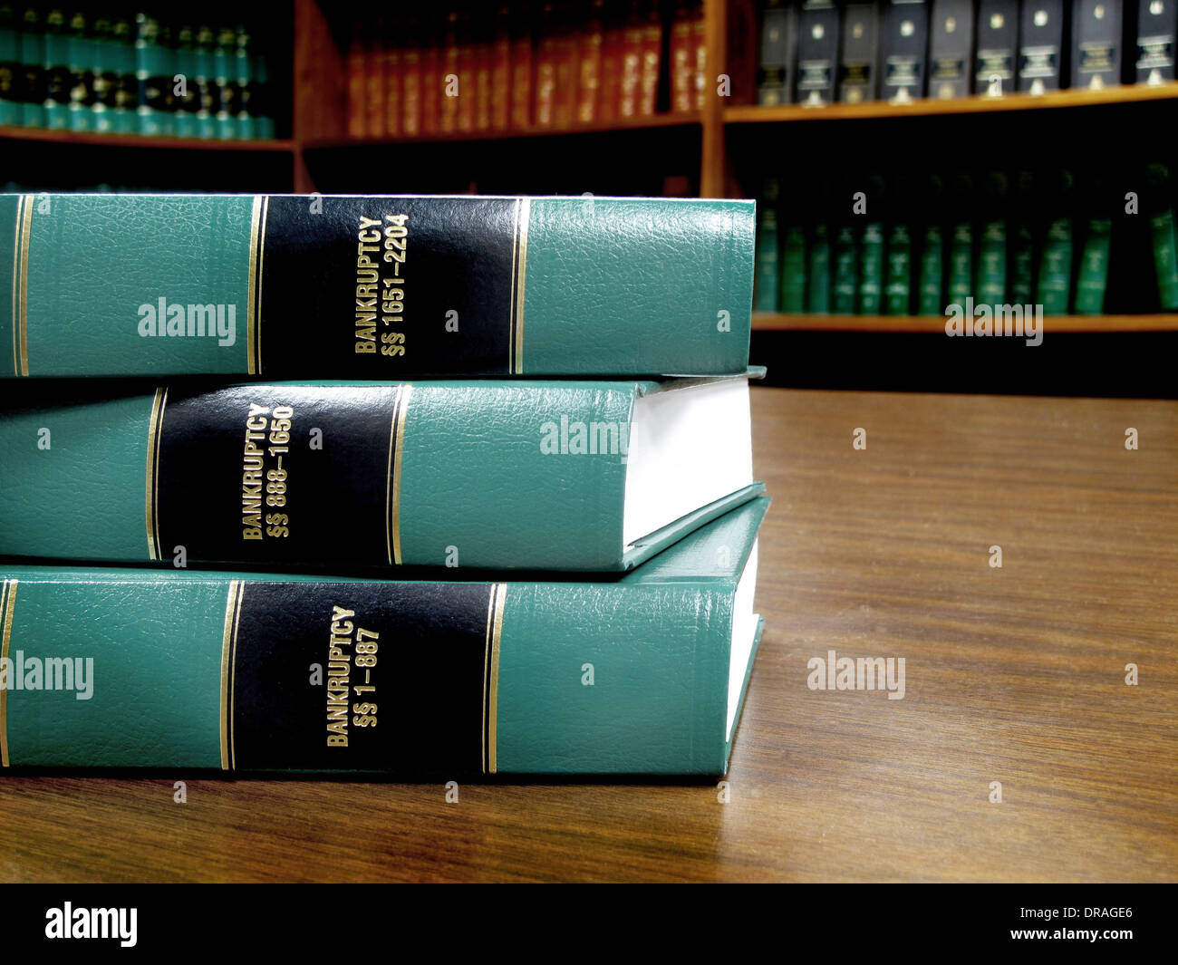 Close up de plusieurs volumes d'ouvrages juridiques de codes et lois sur les faillites Banque D'Images