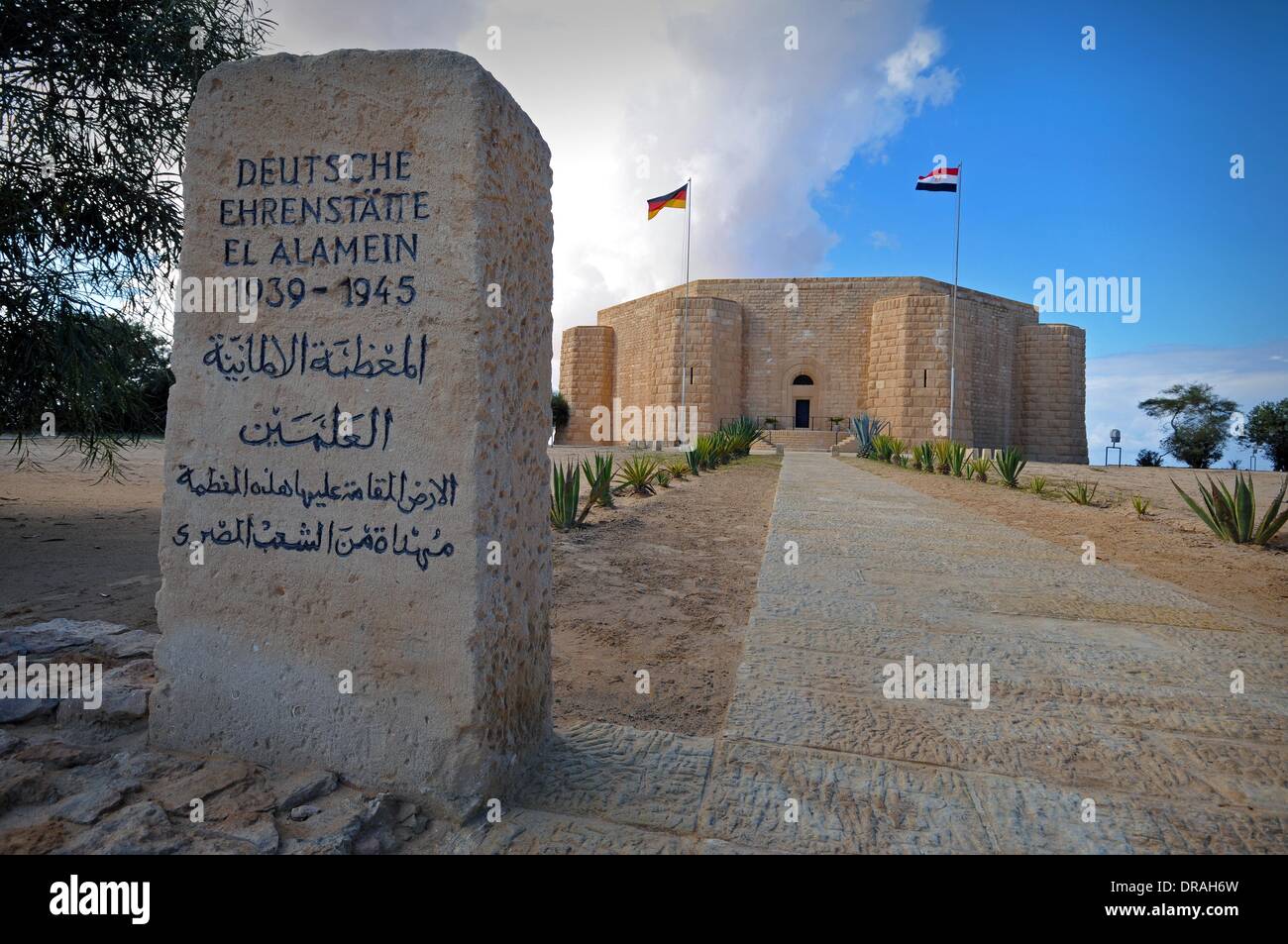 El Alamein, en Égypte. 06Th Jan, 2014. Vue extérieure du cimetière militaire allemand Memorial à El Alamein, en Égypte, 03 janvier 2014. Trois principales batailles d'El Alamein en 1942, au cours de laquelle l'avance allemande en Afrique du Nord s'est arrêté, tué environ 4 500 membres de l'Afrika Korps allemande. En 1959, le cimetière militaire a été construit pour commémorer les morts. Il y a aussi l'italien et de sépultures de guerre du Commonwealth d'environ 13 000 soldats au total. Photo : Matthias Toedt - PAS DE SERVICE DE FIL/dpa/Alamy Live News Banque D'Images