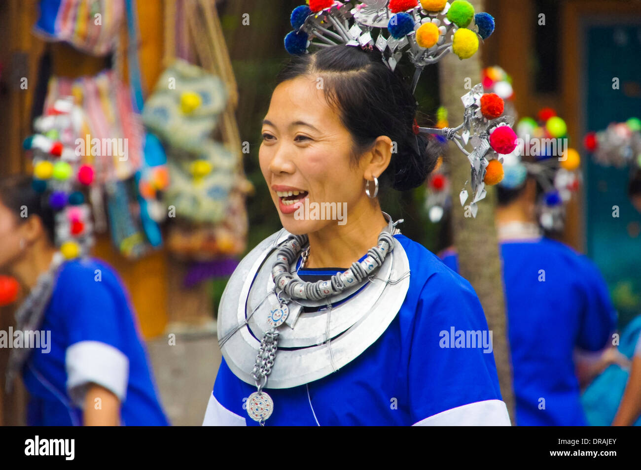 Jeune femme portant des vêtements traditionnels Banque D'Images
