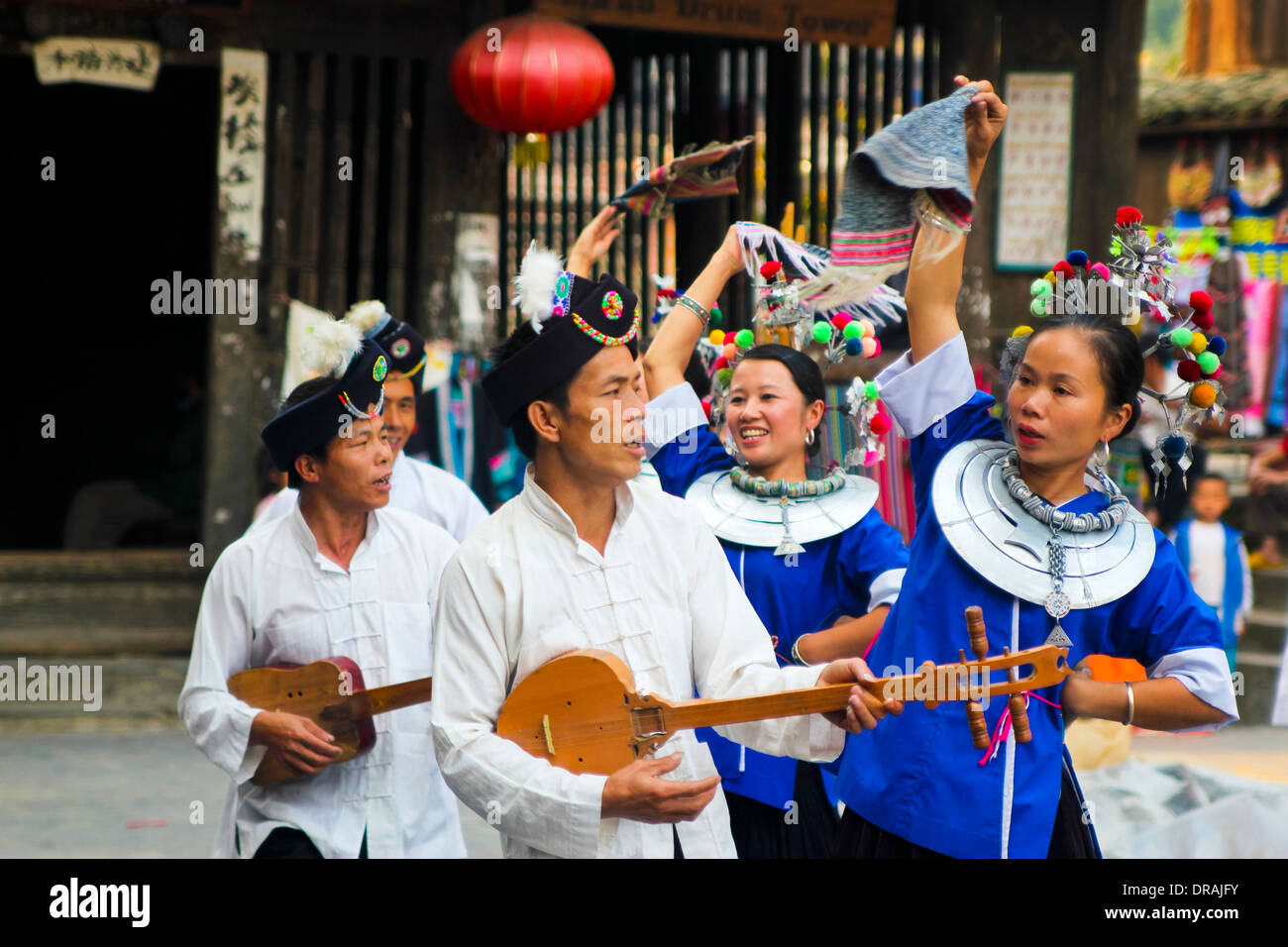 Les hommes et les femmes portant des vêtements traditionnels Banque D'Images