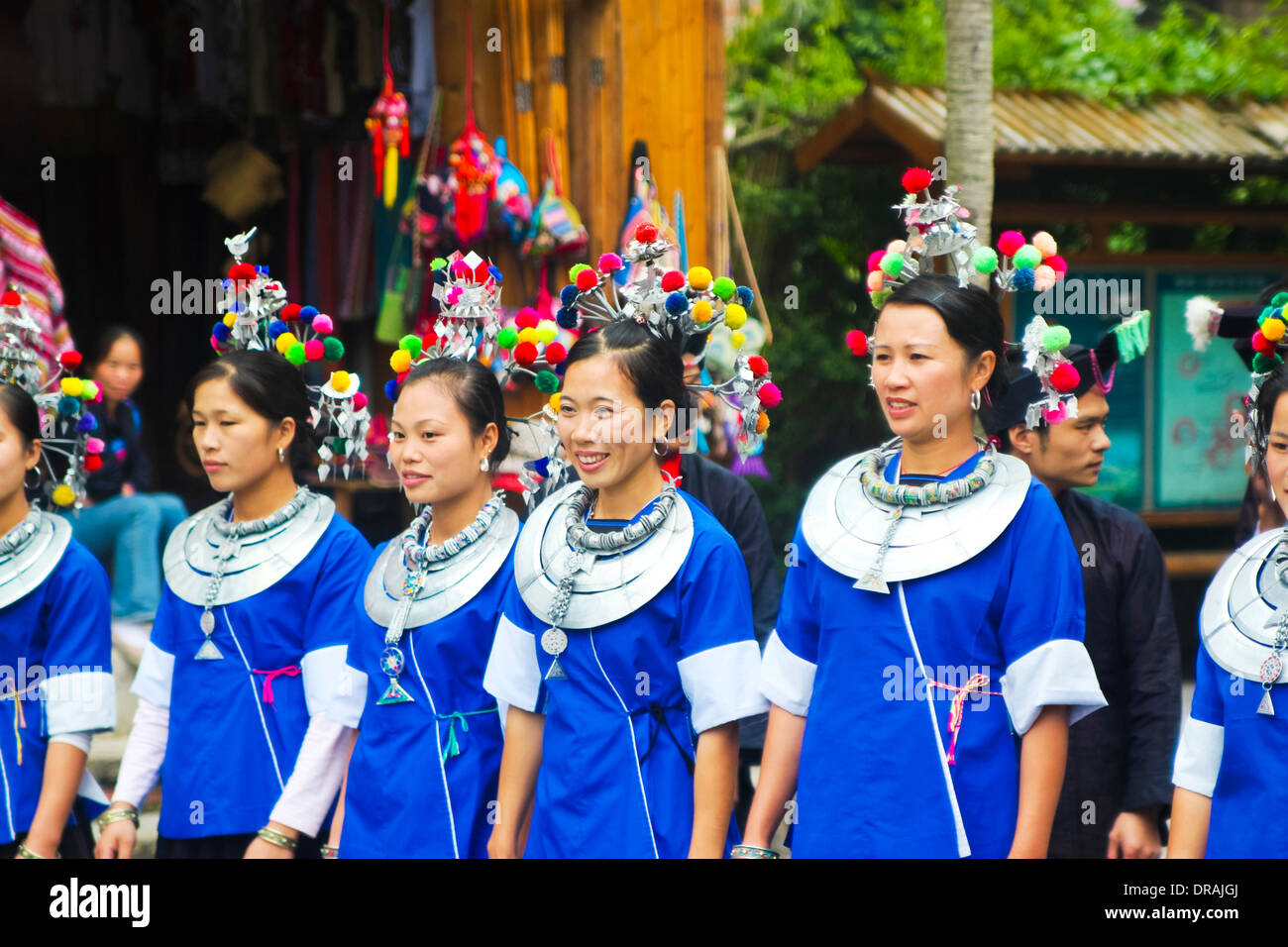 Les hommes et les femmes portant des vêtements traditionnels Banque D'Images