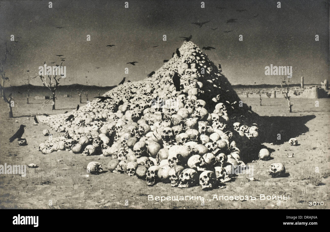Pyramide de crânes dans un désert Banque D'Images