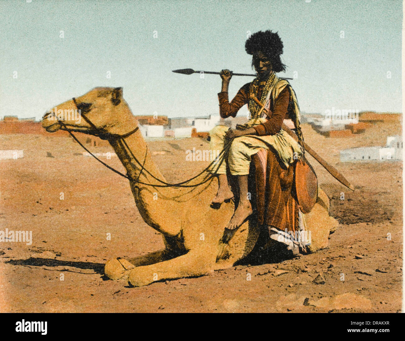 Bisharin homme tenant une lance, tandis que le chameau circonscription Banque D'Images