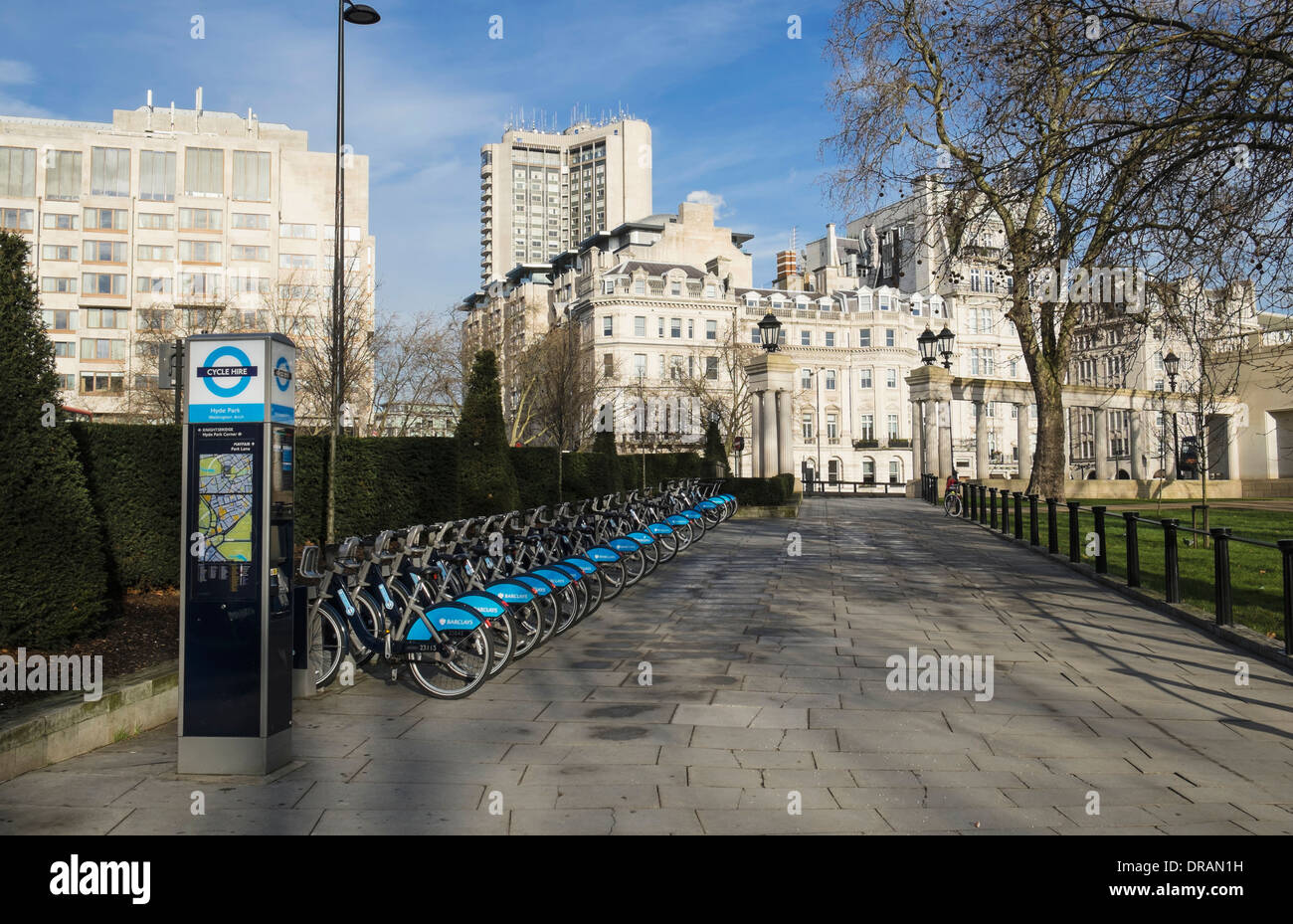 Barclays louer des vélos en station d'Green Park à proximité de Hyde Park Corner London UK Banque D'Images