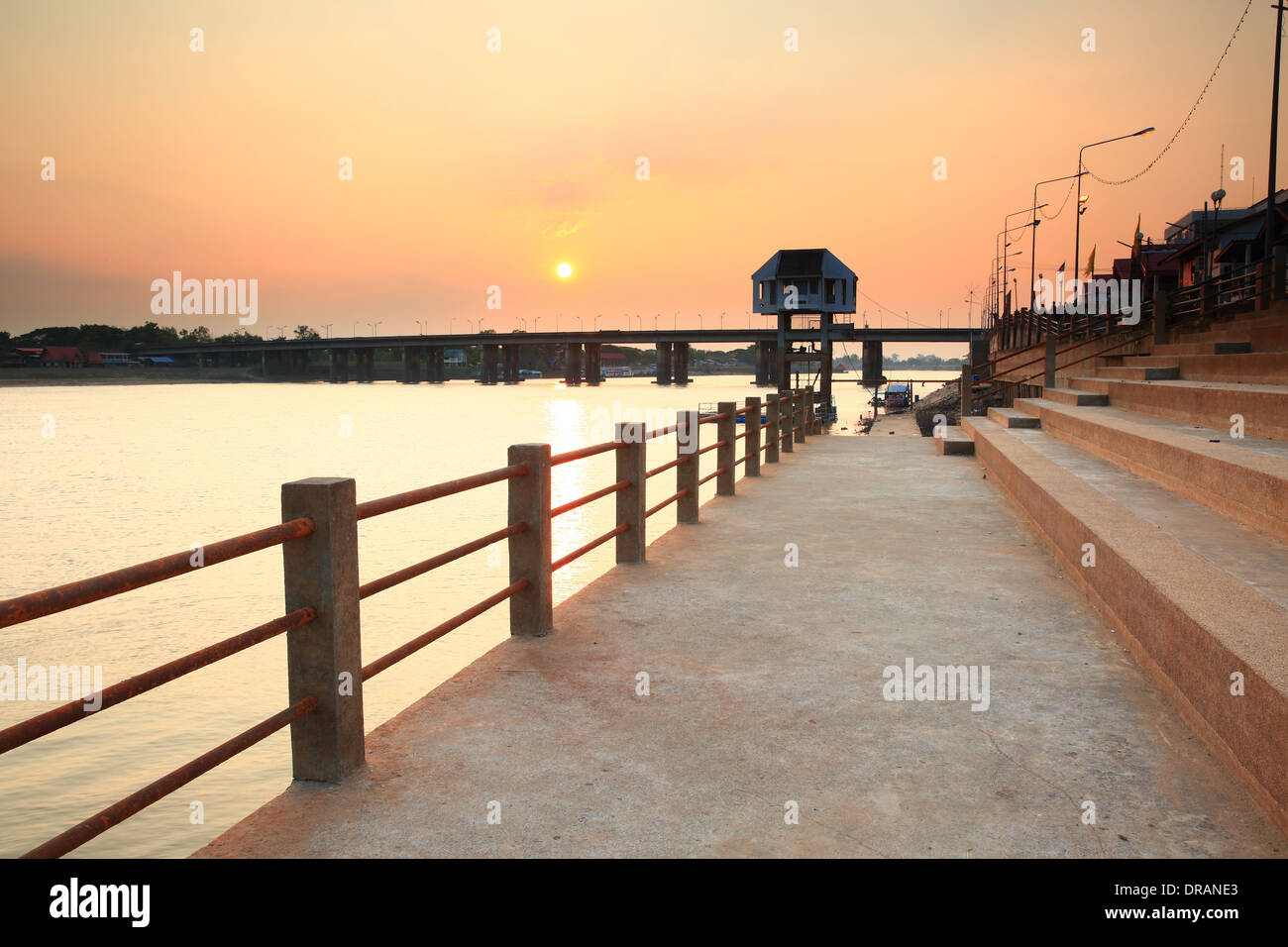 Pont sur la rivière "Lune" Ubonratchatani province de Thaïlande. Banque D'Images