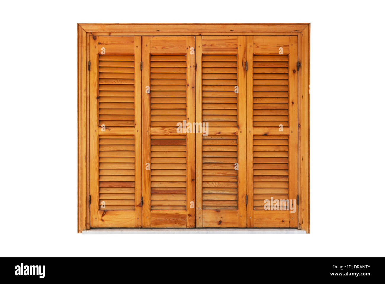 Fenêtre en bois avec volets fermés isolé sur fond blanc Banque D'Images