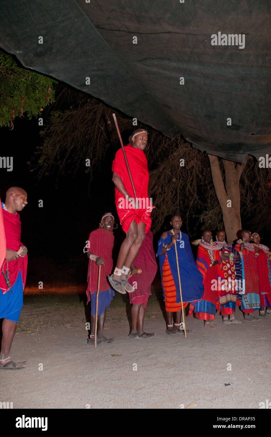 Danseurs massaï divertir Otjibamba Lodge diners à l'extérieur en plein air soirée barbecue dans le Parc national Amboseli au Kenya Banque D'Images