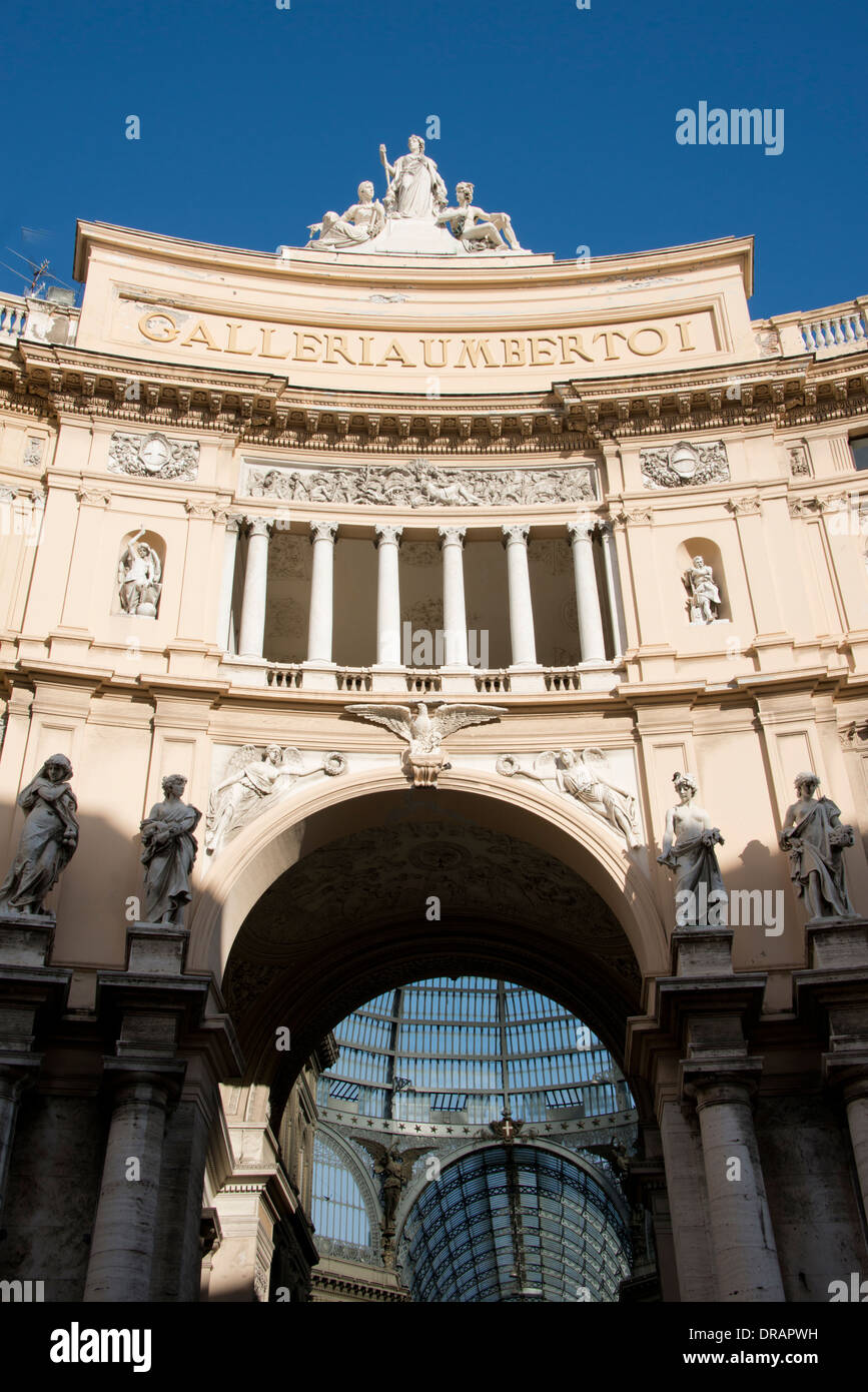 Italie, Naples (Napoli). Galleria Umberto 1, vers 1887-1891. Public populaire galerie commerçante, verre-plafond voûté. Banque D'Images