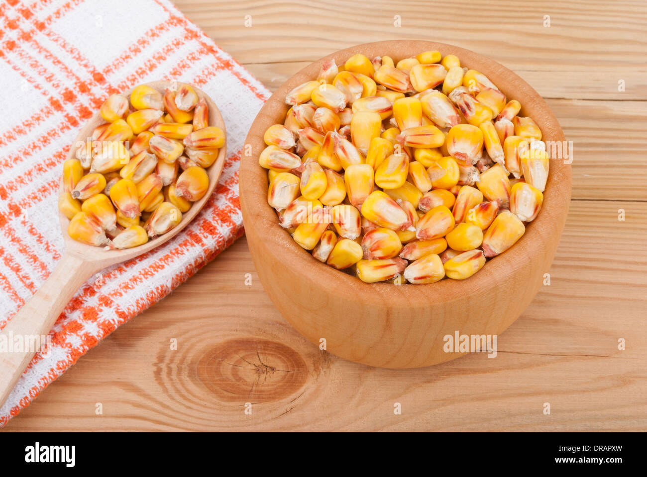 Le maïs sur une plaque sur la table. Banque D'Images