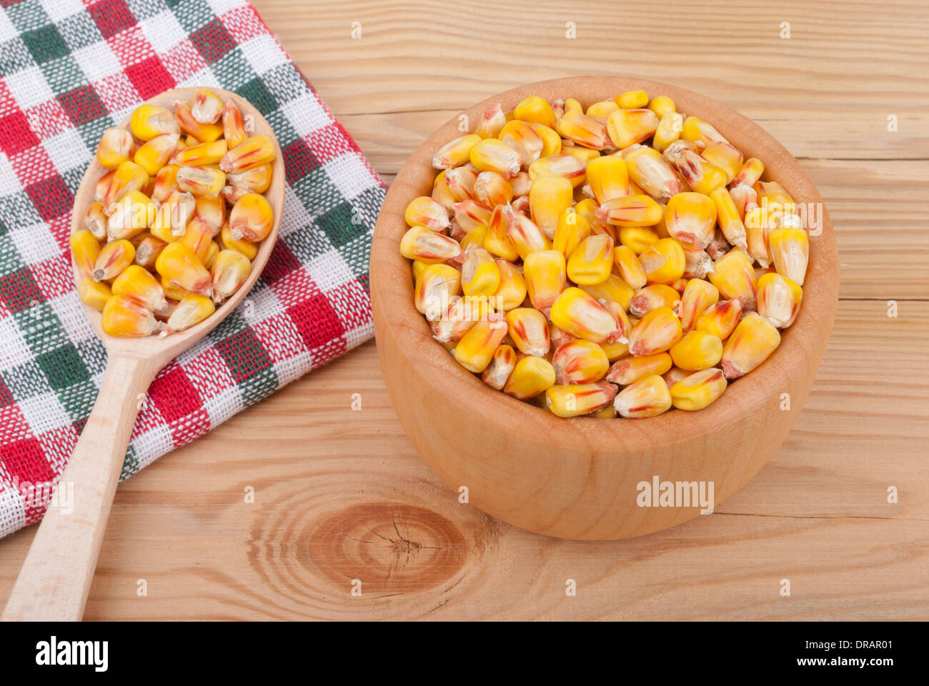 Le maïs sur une plaque sur la table. Banque D'Images