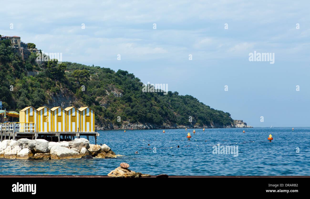 L'évolution des refuges par la mer à Marina Grande, à proximité de Sorrento, Italie. Banque D'Images