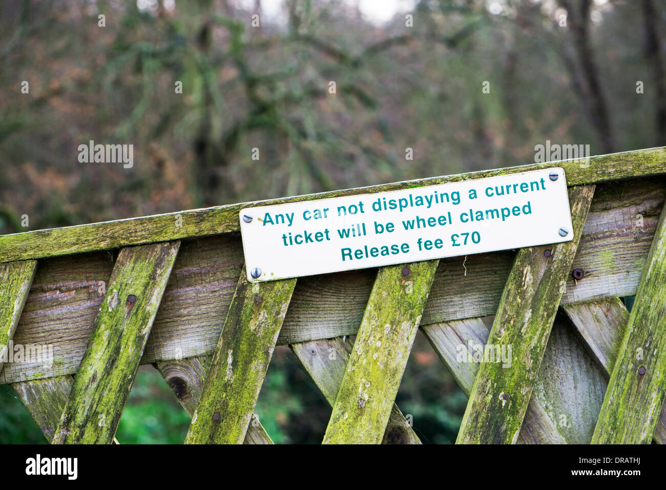 Collier de serrage de roue de voiture panneau d'avertissement de presse Frais de stationnement entrée afficher Banque D'Images