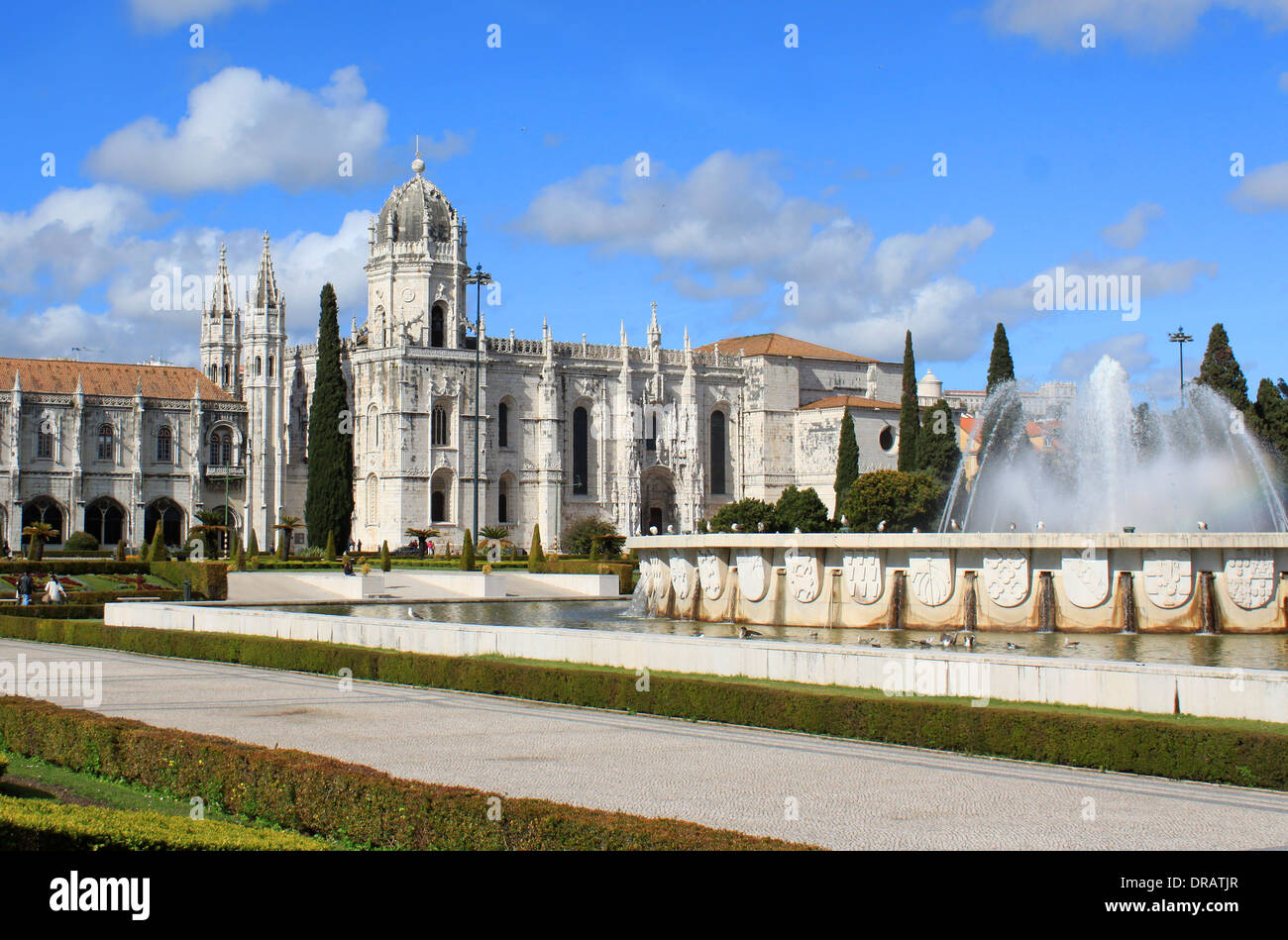 Le Mosteiro dos Jeronimos monastère ou l'affichage de l'architecture manuéline avec fontaine de Praca do Imperio gardens, Portugal Banque D'Images