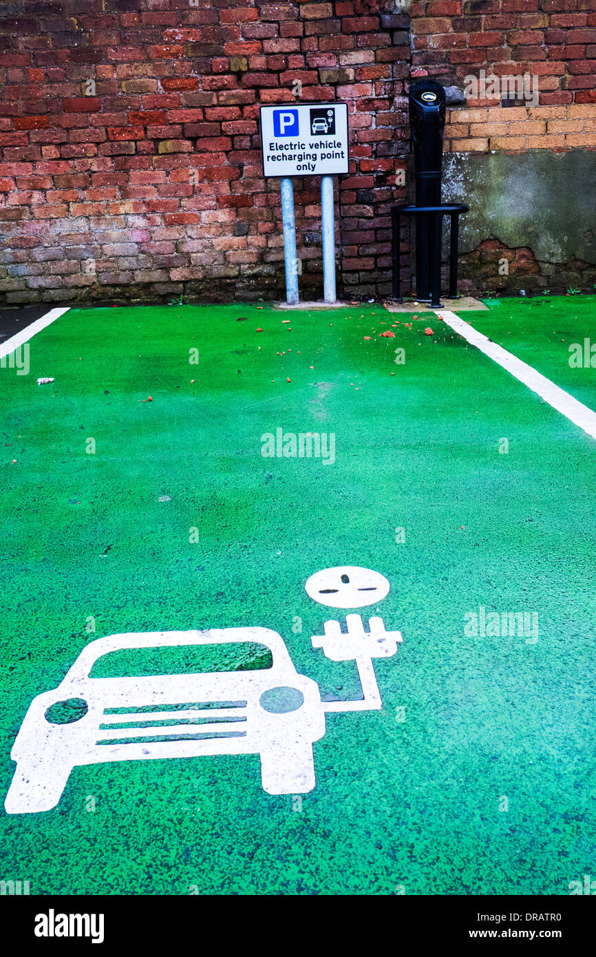 Point de recharge de véhicule électrique parking parking charge libre Cleethorpes technologie UK GB Angleterre Lincolnshire Banque D'Images
