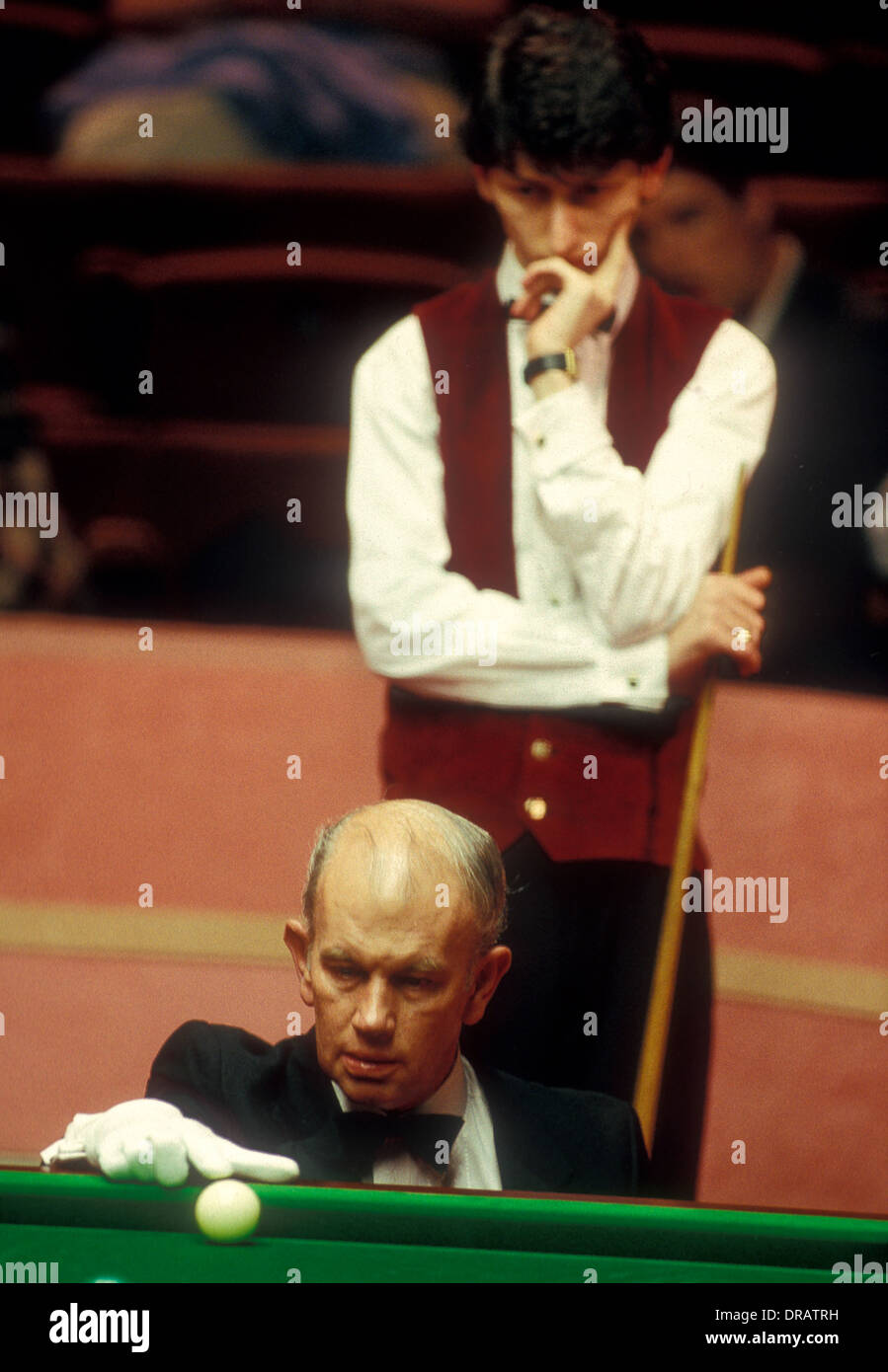 Arbitre John Williams à l'Embassy World Snooker Tournament, Crucible Theatre de Sheffield au début des années 1980 Banque D'Images